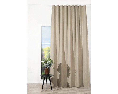 Perdea în fața unei ferestre cu o masă și o vază cu flori