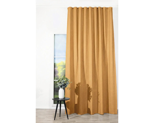 Perdea în fața ferestrei cu decorațiuni pe o masă mică