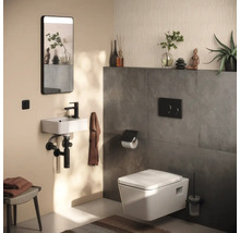 Baie modernă cu toaletă suspendată, lavoar așezat și oglindă