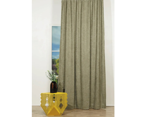 Imagine cu o perdea opacă cu fixare cu bandă plisată în fața unei ferestre.