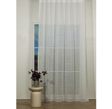 Cortină albă transparentă la fereastră cu vază de flori pe o măsuță laterală