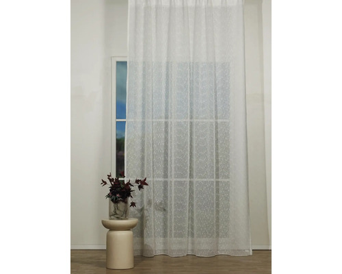 Cortină albă transparentă la fereastră cu vază de flori pe o măsuță laterală