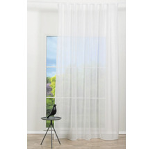 Cortină albă transparentă în fața unei ferestre cu o figurină decorativă pe o masă