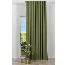 Cortină verde în fața unei ferestre