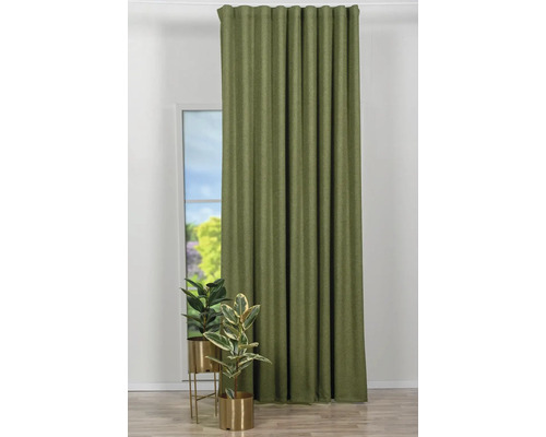 Cortină verde în fața unei ferestre