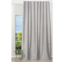 Perdea gri în fața unei ferestre