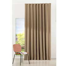 Cortină în fața ferestrei cu scaun în cameră.