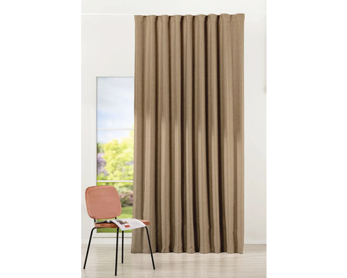 Cortină în fața ferestrei cu scaun în cameră.