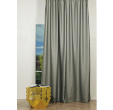 Perdea gri lângă o fereastră și o măsuță laterală