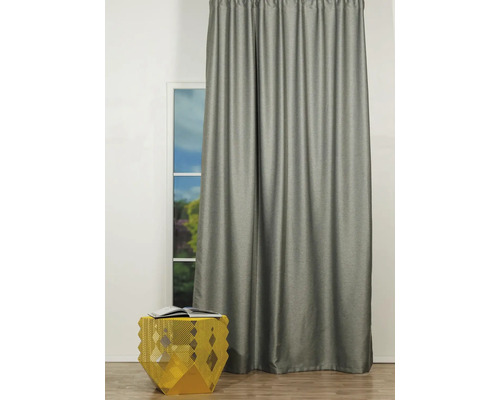 Perdea gri lângă o fereastră și o măsuță laterală