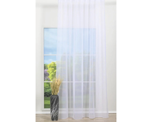 Cortină albă transparentă în fața unei ferestre