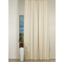 Cortină bej în fața unei ferestre cu o vază albă pe podea