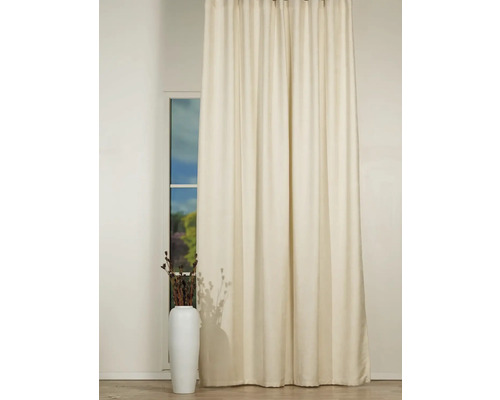 Cortină bej în fața unei ferestre cu o vază albă pe podea