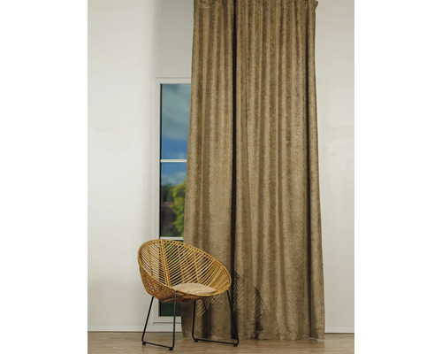 Imagine de interior cu perdea și scaun