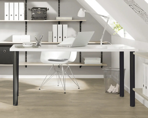 Birou cu masă, scaun, rafturi și rechizite de birou