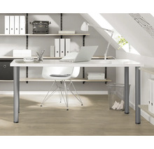 Birou cu birou alb, scaun de birou, sistem de rafturi și lampă de birou