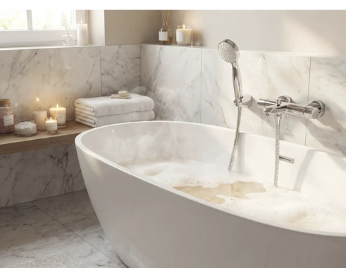 Baie cu cadă freestanding, duș de mână și plăci de marmură