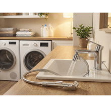 Baie luminoasă cu chiuvetă, robinet cu furtun de duș și mașini de spălat