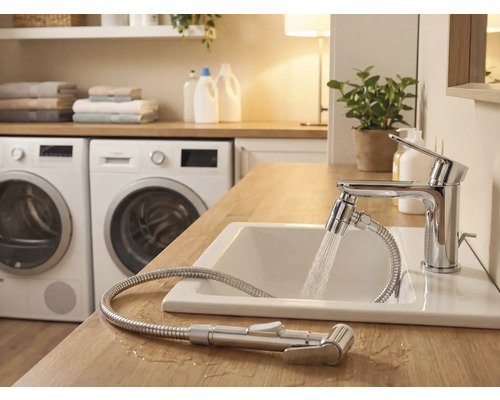 Baie luminoasă cu chiuvetă, robinet cu furtun de duș și mașini de spălat