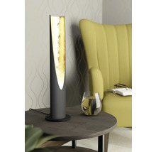 Lampă decorativă de masă cu interior auriu pe o măsuță laterală