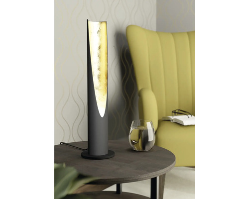 Lampă decorativă de masă cu interior auriu pe o măsuță laterală