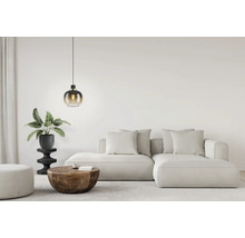 Sufragerie cu canapea, măsuță de cafea, taburet și lampă suspendată