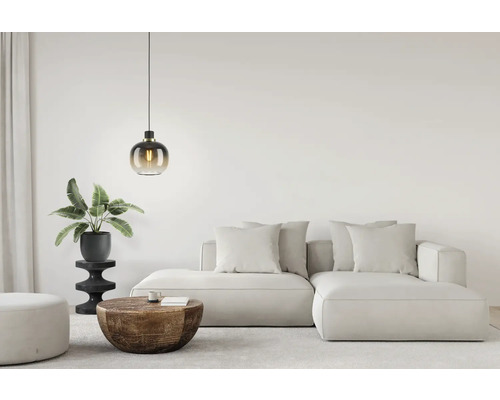 Sufragerie cu canapea, măsuță de cafea, taburet și lampă suspendată