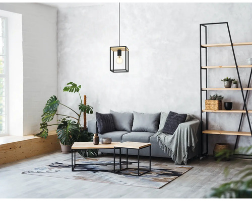 Cameră de zi cu canapea, raft, masă și lampă suspendată