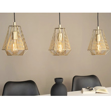 Trei lămpi suspendate cu design geometric deasupra unei mese de sufragerie