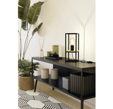 Raft decorativ cu lampă, bețișoare parfumate, lumânări și plante de interior