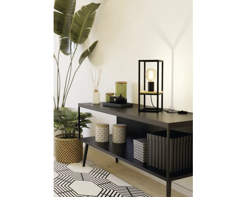 Raft decorativ cu lampă, bețișoare parfumate, lumânări și plante de interior