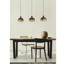 Masa de sufragerie cu trei lămpi suspendate, scaune și decorațiuni