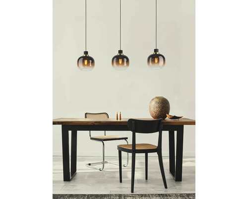 Masa de sufragerie cu trei lămpi suspendate, scaune și decorațiuni