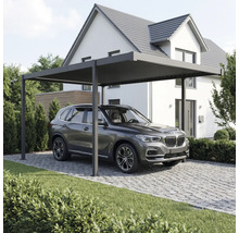 Copertină auto cu mașină în fața unei case.