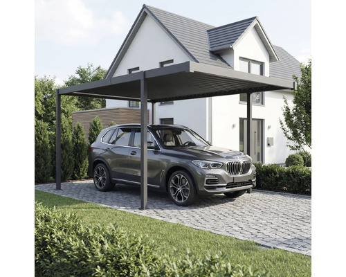 Copertină auto cu mașină în fața unei case.