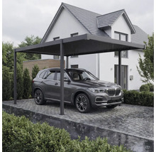 Mașină gri sub carport în fața casei