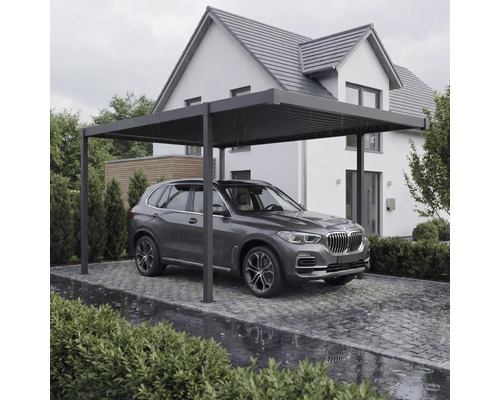 Mașină gri sub carport în fața casei