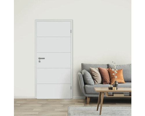 Ușă interioară albă cu caneluri orizontale într-un living