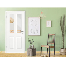 Ușă interioară albă cu inserții de sticlă într-o cameră luminoasă și elegantă.