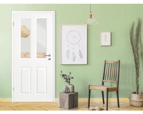 Ușă interioară albă cu inserții de sticlă într-o cameră luminoasă și elegantă.