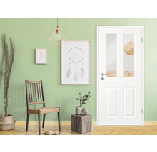 Vedere interioară cu ușă interioară albă cu inserție de sticlă și elemente decorative