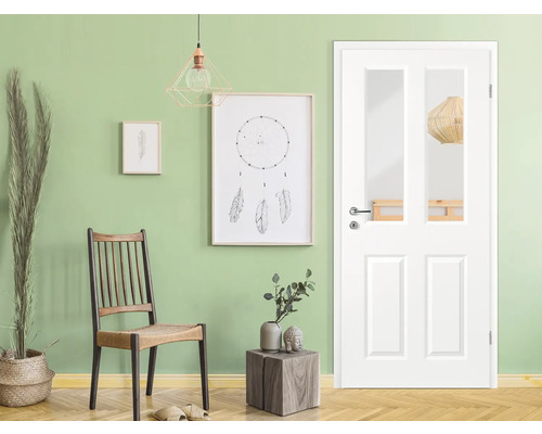 Vedere interioară cu ușă interioară albă cu inserție de sticlă și elemente decorative