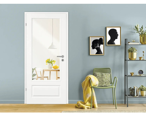 Interior luminos cu o ușă interioară albă cu inserție de sticlă