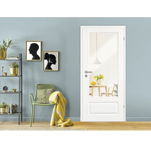 Imagine de interior cu o ușă interioară albă cu inserție de sticlă