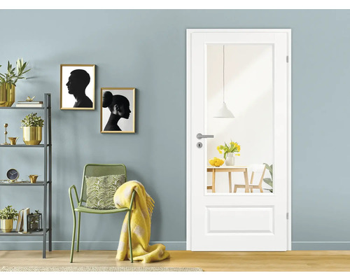 Imagine de interior cu o ușă interioară albă cu inserție de sticlă