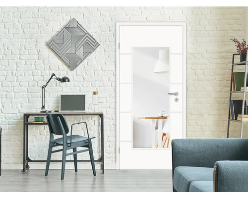 Scenă cu ușă interioară albă cu inserție de sticlă într-un spațiu de locuit luminos, cu birou și rafturi