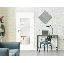 Ușă interioară albă cu inserție de sticlă într-o sufragerie luminoasă.