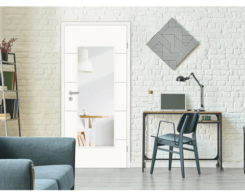 Ușă interioară albă cu inserție de sticlă într-o sufragerie luminoasă.