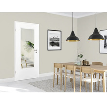 Vedere interioară a unei sufragerii cu o ușă interioară albă cu inserție de sticlă.