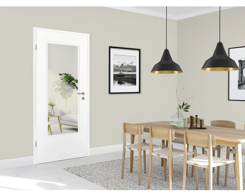 Vedere interioară a unei sufragerii cu o ușă interioară albă cu inserție de sticlă.